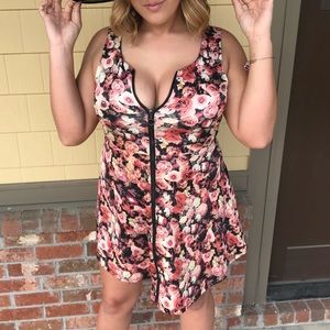 Floral scuba front zip dress 👗